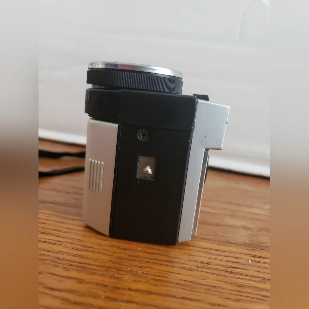 Vintage Kodak Instamatic 404 Film Camera - PRESUMED NOT WORKING AS-IS DECOR ONLY